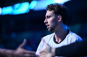 穿哥哥球衣领奖！小瓦格纳：他是我们夺冠不可或缺的一份子