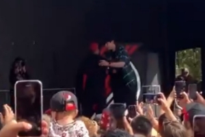 欢呼声很大！开拓者活动欢迎35岁利拉德回家 杨瀚森和利指导抱抱