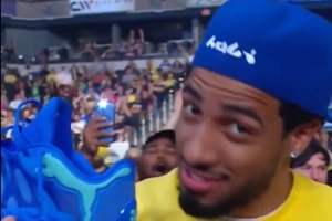 忠实摔迷！哈利伯顿和蒂格现场观战WWE“摔角狂欢”赛事