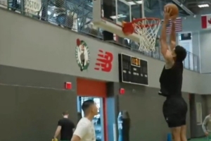 恢复速度惊人！塔图姆晒原地双手扣篮视频：一定是鞋子的原因👀