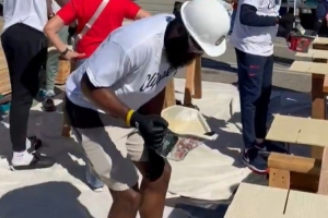 哈登看小卡一本正经干活儿笑弯了腰 后者：什么事这么好笑？