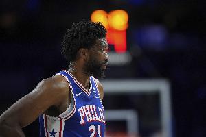 德里克-怀特：恩比德是联盟最好的大个子之一 需要团队合作限制他