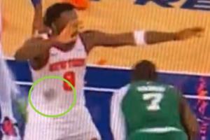 😂发际线粉蹭掉了！杰伦-布朗的头一通乱蹭 OG球衣一大团黑