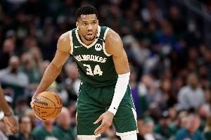 摧枯拉朽！字母哥22投16中砍下37分8板7助2盖帽 正负值达+18