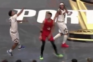 毫厘之间！卡梅隆-约翰逊半场结束前造卡马拉犯规获两罚