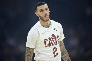 阿特金森：朗佐-鲍尔今天将先发出战 仍有出场时间限制