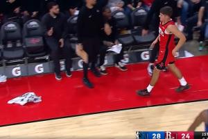 防不住就算了！谢泼德大空位扔出过桥！随后被换下！