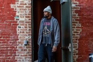 火箭众将入场穿搭：打客场舒适的运动服是首选 杜兰特冷帽造型