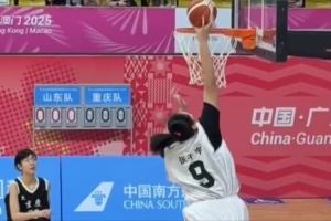 历史性时刻！2米26的张子宇在全运U18女篮小组赛中完成一记扣篮