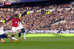 登场28分钟伤退！舍什科单刀机会未能起脚，范德芬急速回追破坏