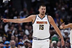 队友不给力我自己来！约基奇勾手再进！目前14中13已砍27分！