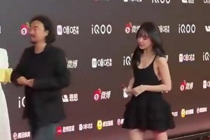 😍哇塞！美娜此前线下出席活动，路人镜头下身材和颜值依然顶级