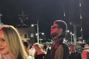 妥妥人生赢家！保罗乔治与女友现身法国等待出席派对~