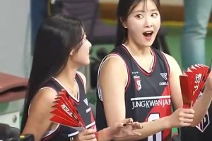 韩国啦啦队小姐姐在场边被球员坐腿，其中一小姐姐惊讶张大嘴巴🙊