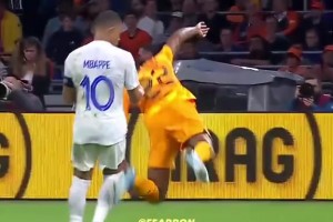 当超跑遭遇泥头车！网友：姆巴佩在邓弗里斯面前有理说不清😂