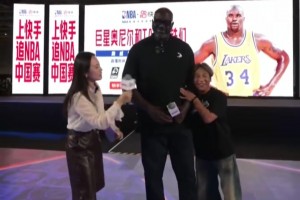 最萌身高差！当奥尼尔和宋小宝相遇，宝哥真小鸟依人！😂