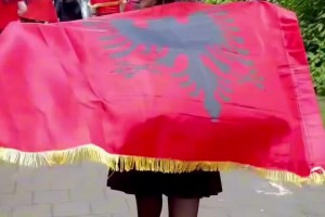 烈焰红唇！阿尔巴尼亚女主持大秀性感身材，这一抹红真好看😍