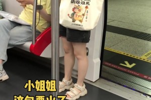 常州霸气。。。网友实拍：地铁里苏超球迷小姐姐这包火了😂