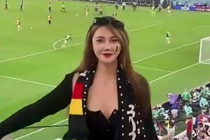 场边的比利时美女球迷实在太养眼了~真吸引人😍