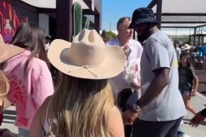 湖人队内训练精彩一幕：里夫斯单挑助教，一个背后变向将其晃倒