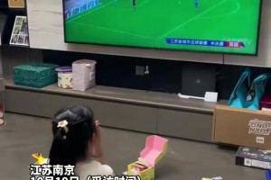 投入！苏超南京队和泰州队点球大战，10岁小姑娘跪拜祈求😐