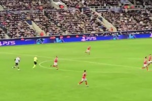 太离谱了😮！纽卡门将波普手抛球扔了约60米