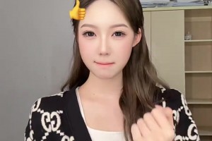 清新脱俗~云南玉昆女主持这肩好宽啊，但确实看着挺甜的😍