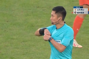 直接脱鞋不踢了！梅州外援怒骂马宁被红牌罚下🤬