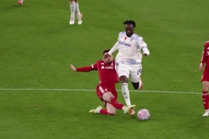 利物浦官方怒赞布拉德利这次防守：勇敢的战士😤💪