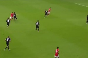 维尼修斯调侃：“他甚至都没碰到球。”🤣库尔图瓦问：“谁？”